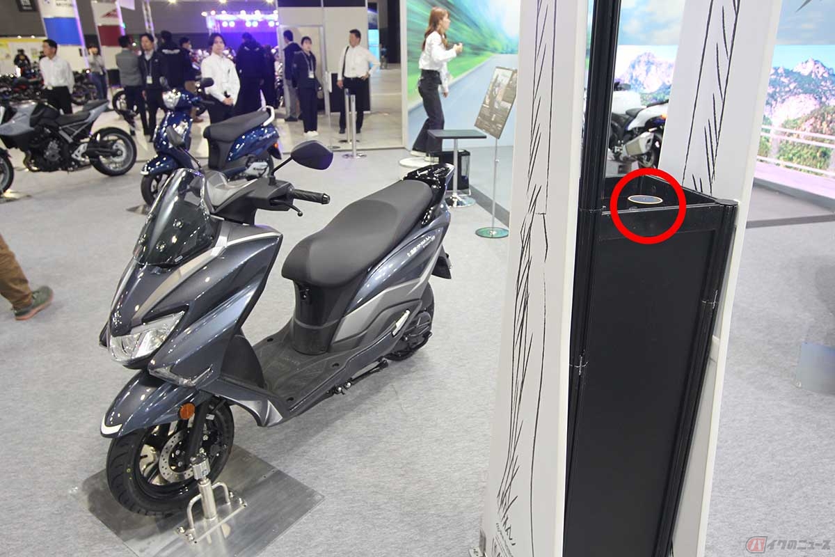 名古屋モーターサイクルショー・スズキブースに設置されたアロマデュフェーザー。車両のテーマにあわせた香りが焚かれています（赤丸部分）