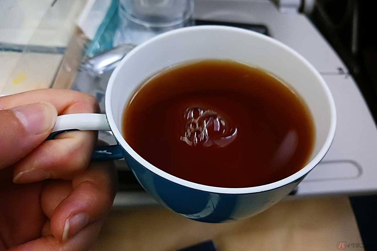 スリランカ航空では、機内食のサーブとともにカップが配られて、食後のコーヒーかセイロンティーを注いでもらう。このカップのほか、水用の小さなグラスもある