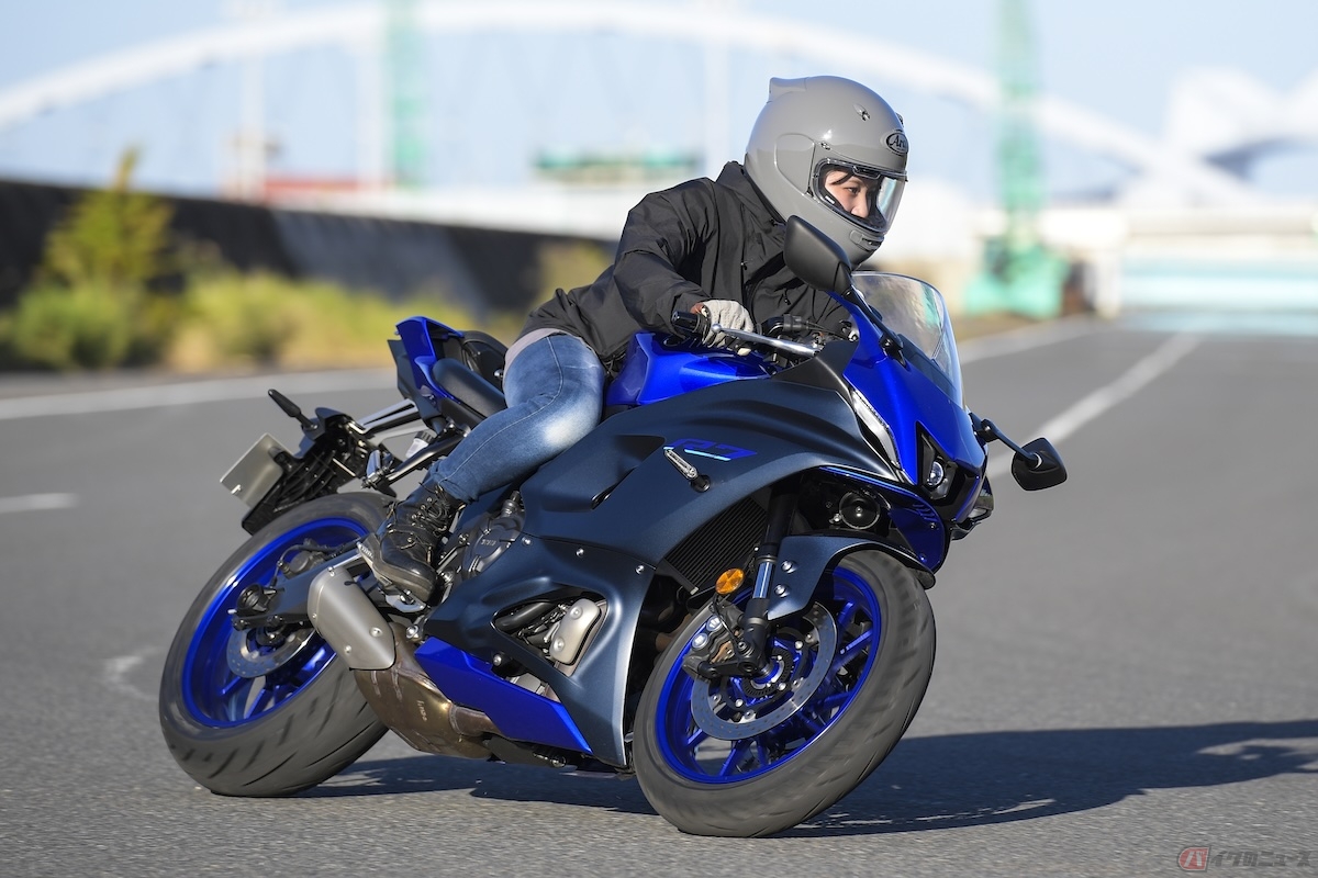 スーパースポーツを購入する人の多くは、サーキットだけでなく公道も走行する