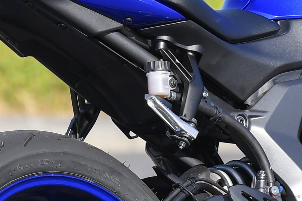 シングルシートで登録されたバイクの場合は定員を2人乗りに変更し、タンデムシートに加えてタンデムステップやタンデムグリップを装備する必要がある