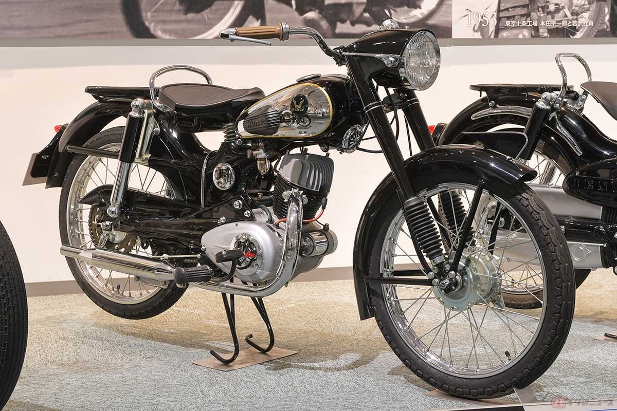 安価で便利な1955年型のホンダ「ベンリイJB型」は、排気量125ccの空冷4ストローク単気筒OHVエンジンに、シーソー式リアサスペンションを採用した意欲作だった