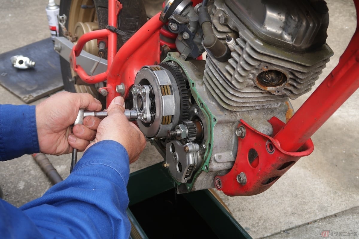 バイクショップにお願いした場合クラッチ交換の修理費用は車種にもよりますが部品代と工賃を合わせて4〜5万円ほどが相場です
