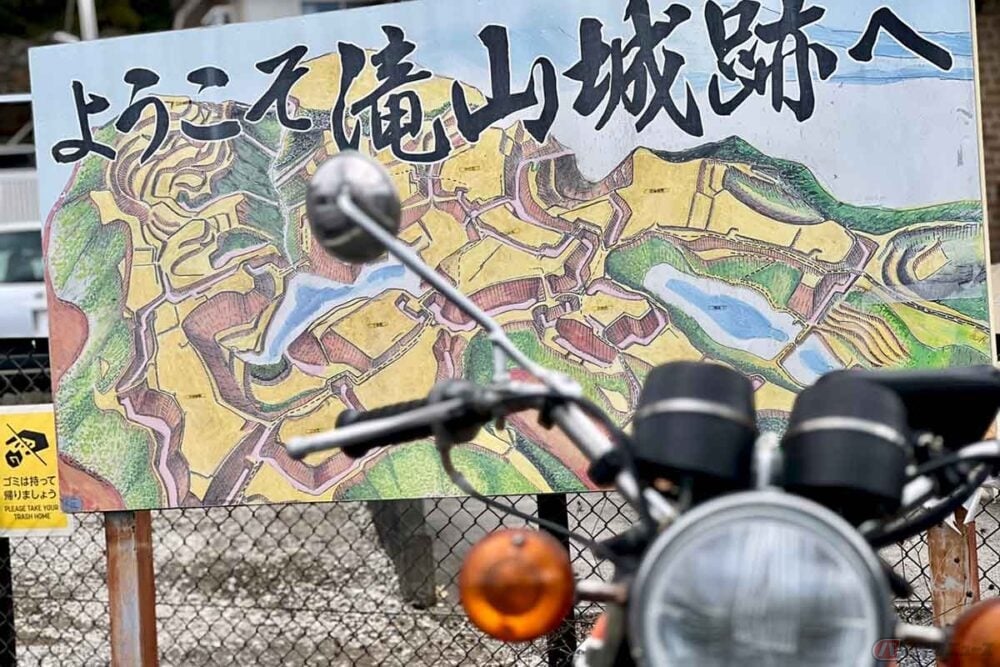 バイクで東京都八王子市の「滝山城跡」へ。入り口から少し歩いたところに無料駐車場があるので、そちらにバイクを停めてから散策した