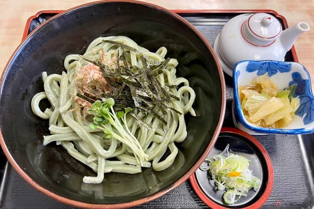 狭山市「吉田屋」でオーダーした狭山茶ペーストを練り込んだ「茶きりうどん」もまた、埼玉県ならではのうどん。噛み応えのある太いうどんをじっくり味わう