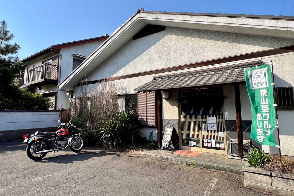 狭山市の閑静な住宅街にある「吉田家」。店の裏に砂利敷の駐車場があるが、表側に舗装された広めの駐車スペースがあるので、バイクはこちらの方が安心かも