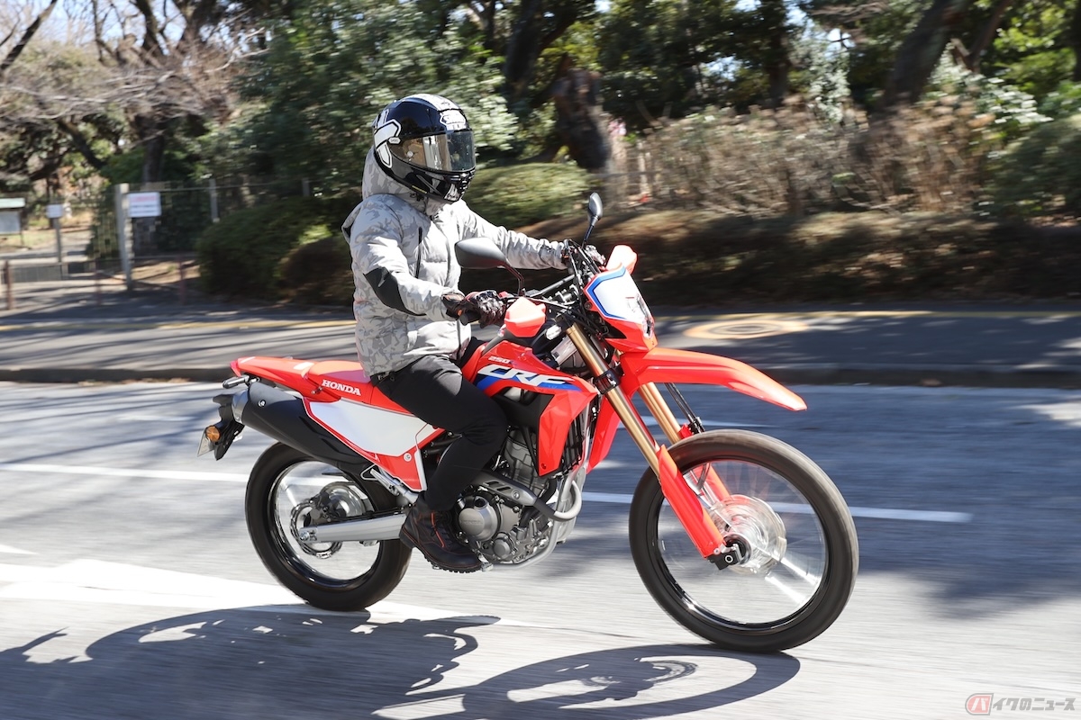風が強い日にバイクに乗るときは、普段よりも速度を落として運転する