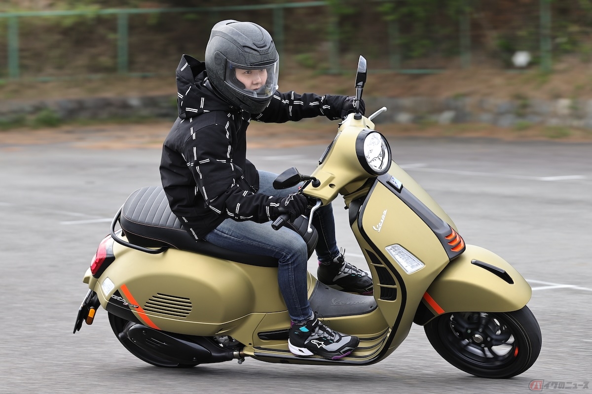 地面を滑っているような走り心地が印象的なベスパ『GTS SUPERSPORT 300』