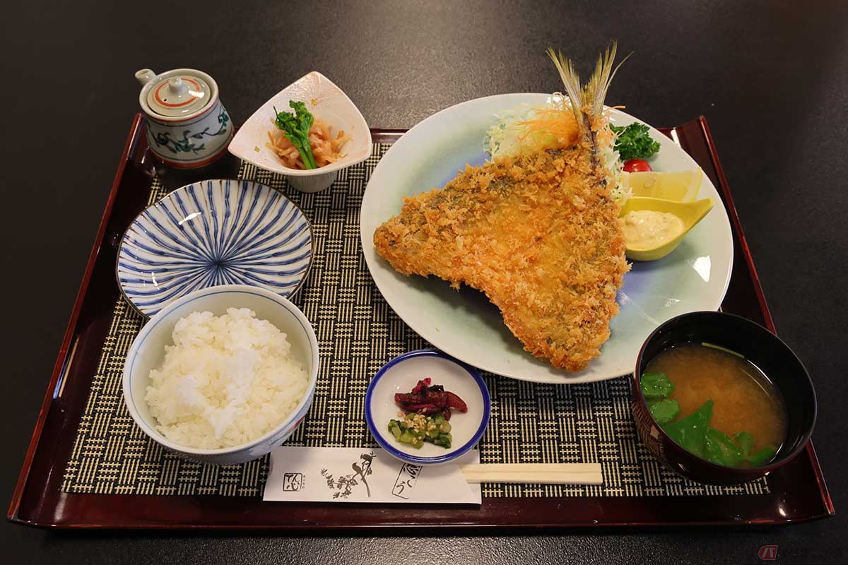 「味の旬彩　てん心」の「あじフライ定食」。この日は特別大きなアジを入荷。価格は大きさによって変わる