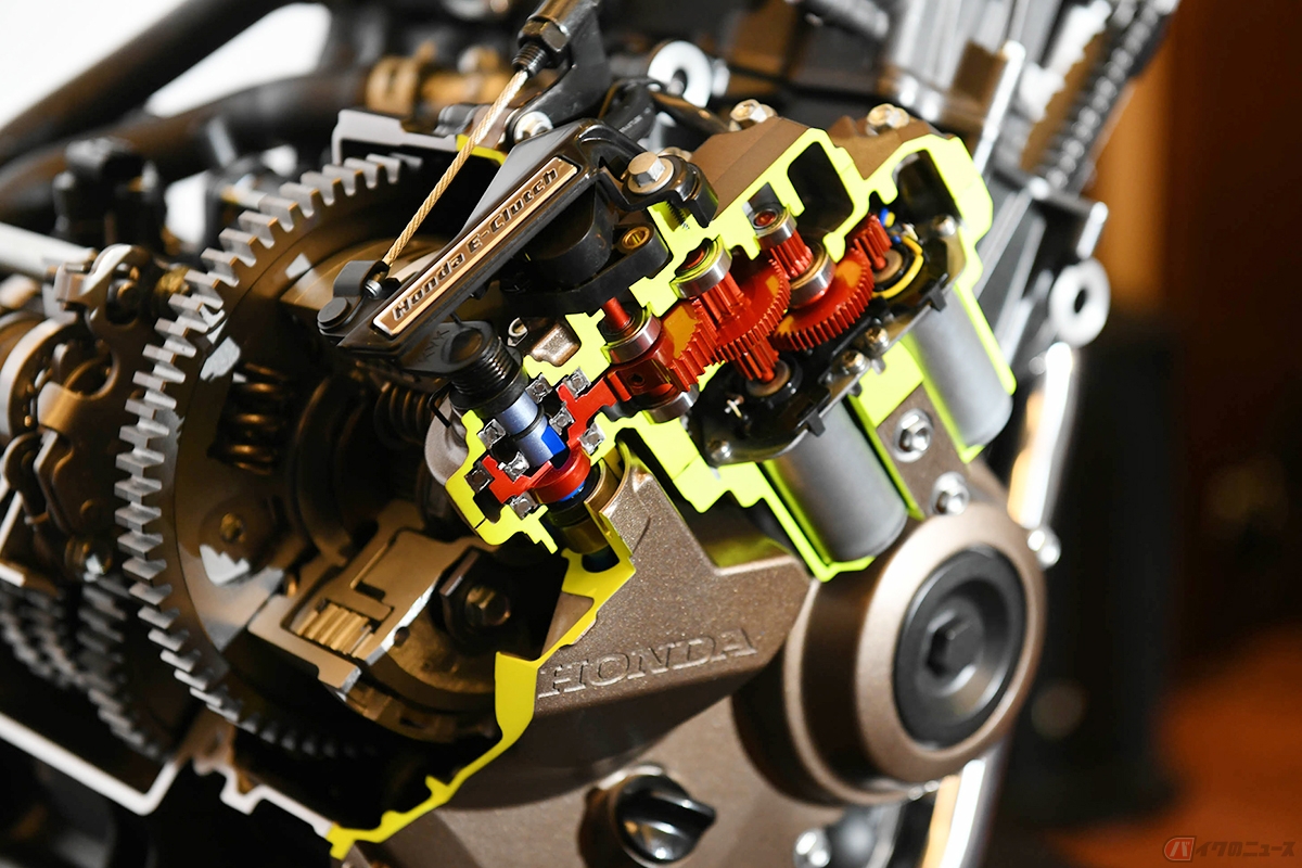 ホンダ「CB650R E-Clutch」に搭載された世界初の技術「Honda E-Clutch」