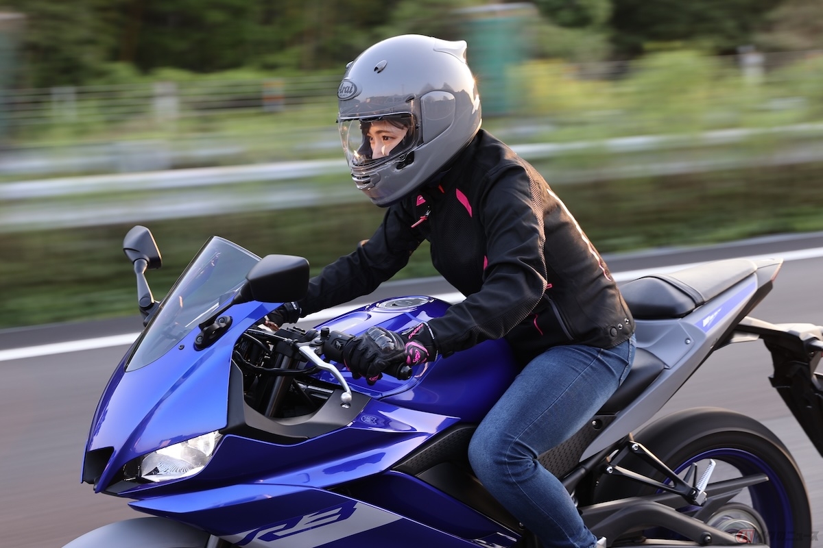ヘッドライトを点灯することで、ほかの車両や歩行者に自身の位置を明確に示すことが可能