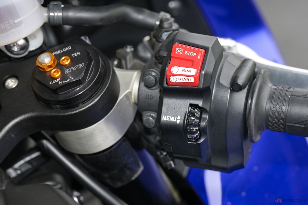 1998年4月1日以降に製造されたバイクは、エンジンを始動すると自動的にヘッドライトが点灯する、オートライトシステムが装備されている