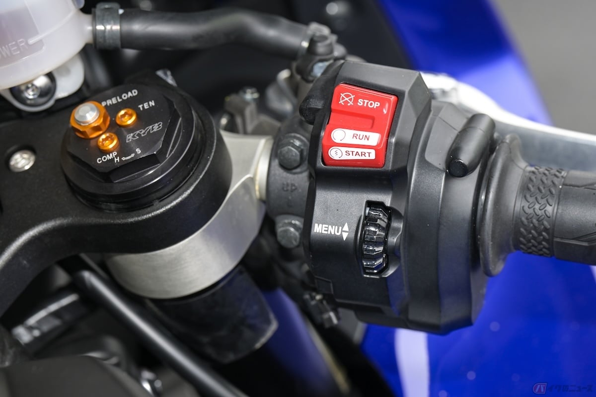 1998年4月1日以降に製造されたバイクは、エンジンを始動すると自動的にヘッドライトが点灯する、オートライトシステムが装備されている