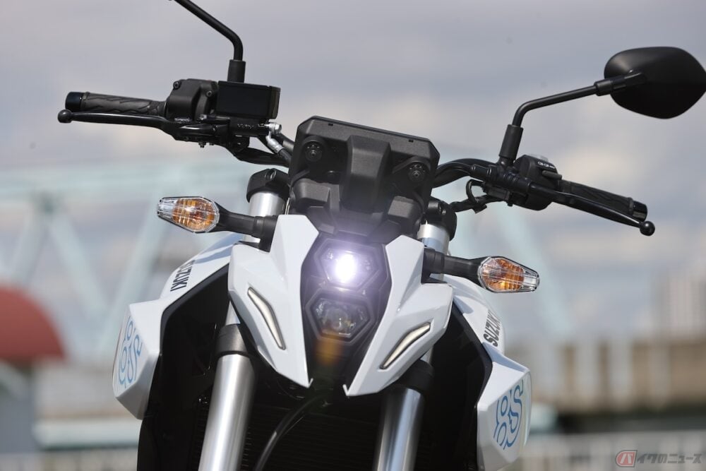 2006年以降に製造されたバイクでは、ヘッドライトは白色であることが規定されている