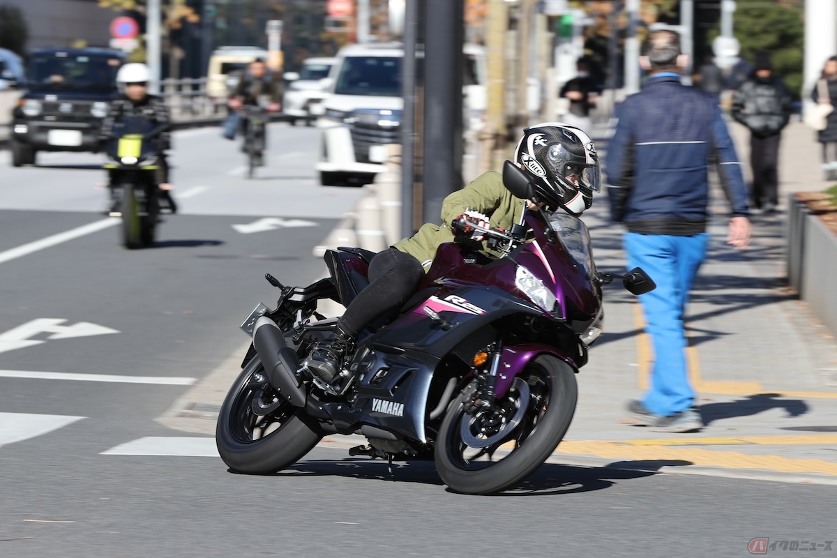 左折する前に左寄りを走行するようにしない行為（右折時も同様）は「交差点右左折方法違反」にあたる