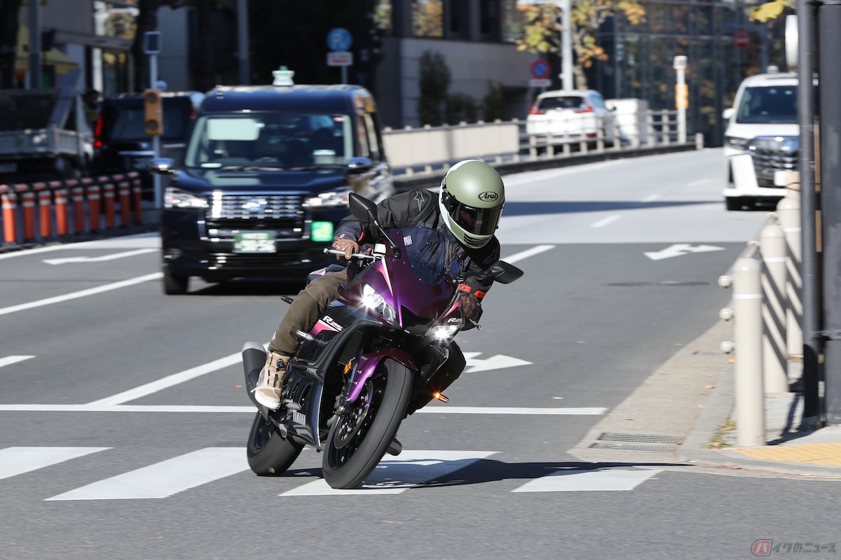 左折している最中もできるだけ左側に沿って曲がり、危険のないゆっくりとしたスピードで曲がることが重要