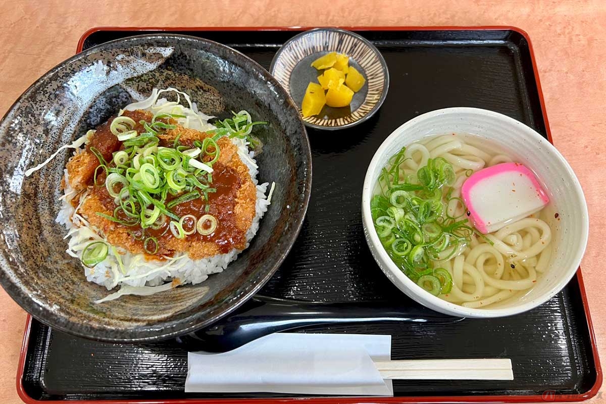 中国自動車道「大佐SA」（下り）でいただく「デミカツ丼セット」（1020円）は、ご飯の上にキャベツの千切り、とんかつ、その上にデミグラスソースをかけた岡山のご当地グルメとして知られる「デミカツ丼」と、小うどんのセット