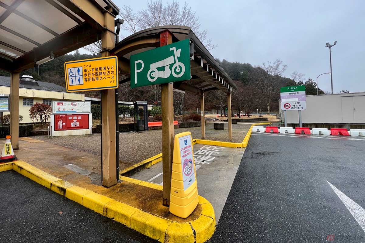 屋根が設置された2輪専用の駐輪スペースも確保されれている。バイクの標識は、関東でもよく使われているミニバイク系のフォルムだった