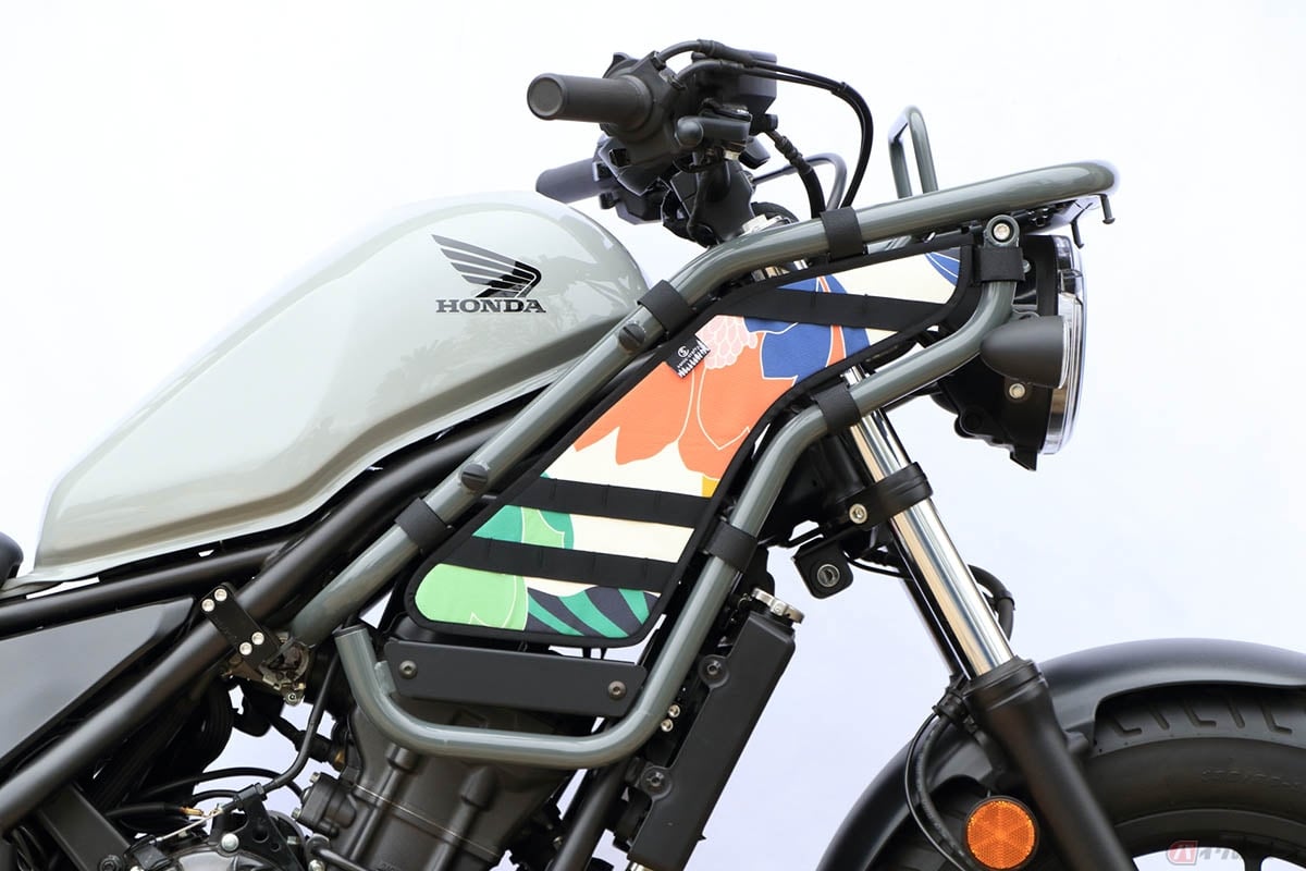 ホンダ「レブル250」ベースのコンプリート車両「VESGRIDE-hygge」(ベスグライド ヒュッゲ)。オプションとして用意された北欧イメージのファブリックを装着することで暖かさや優しさを強調したデザインを楽しむことも可能です