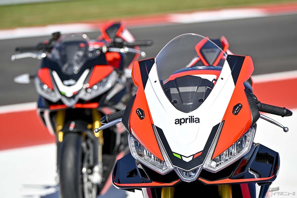アプリリアの特別仕様車「RSV4 Factory SE-09 SBK」(手前)と「Tuono V4 Factory SE-09 SBK」(奥)