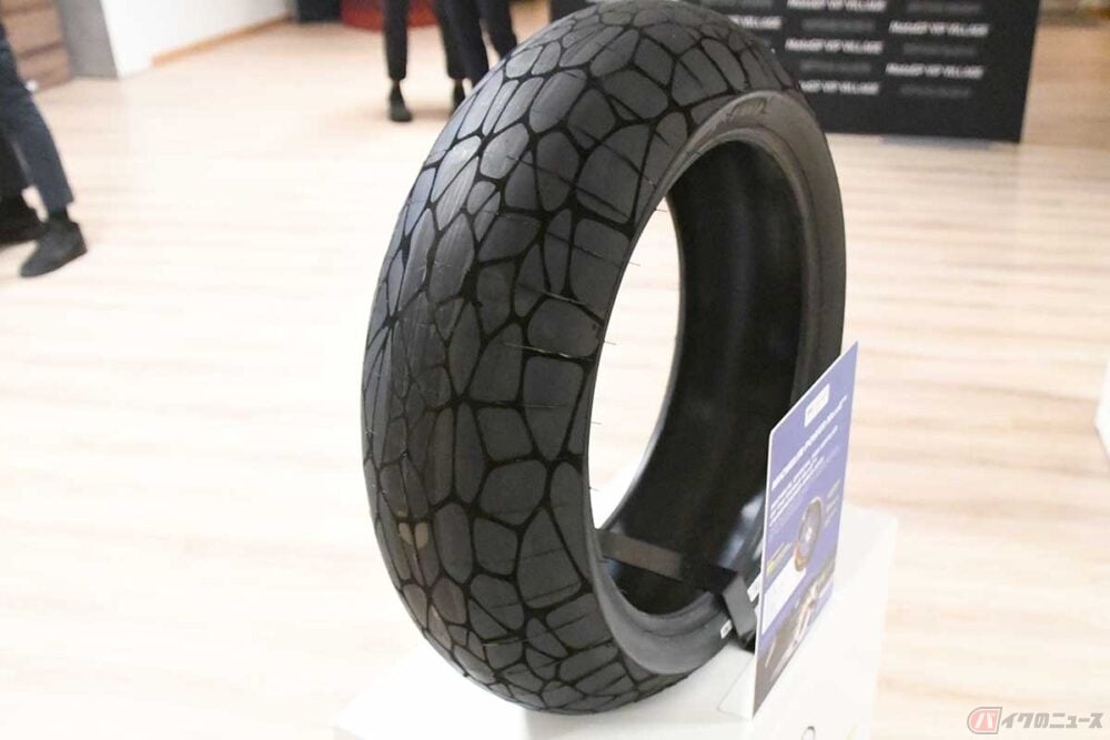 2024年MotoEタイヤ（リア）は、ブロックタイヤのような独特の模様を持つ