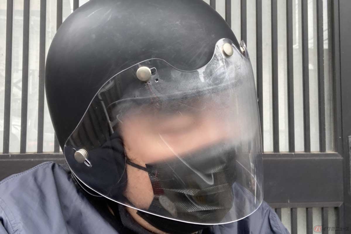 ヘルメットの内側でシールドが曇って前が良く見えない状態。このまま走るのは危険