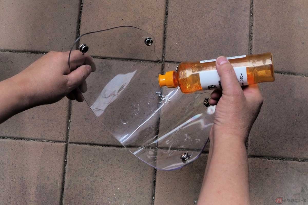 中性洗剤をシールドの内側に数滴たらす(少量でOK)