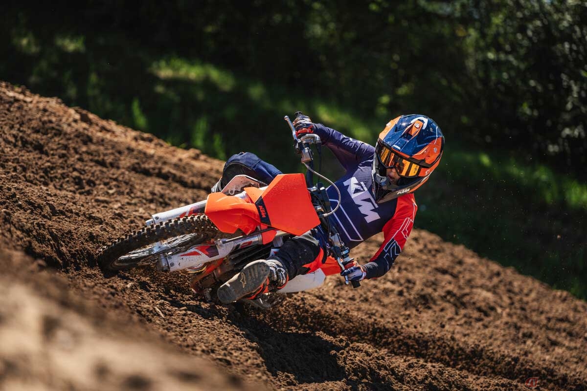 小さくても手抜きなし！ 全面進化した小排気量モトクロッサーKTM「65