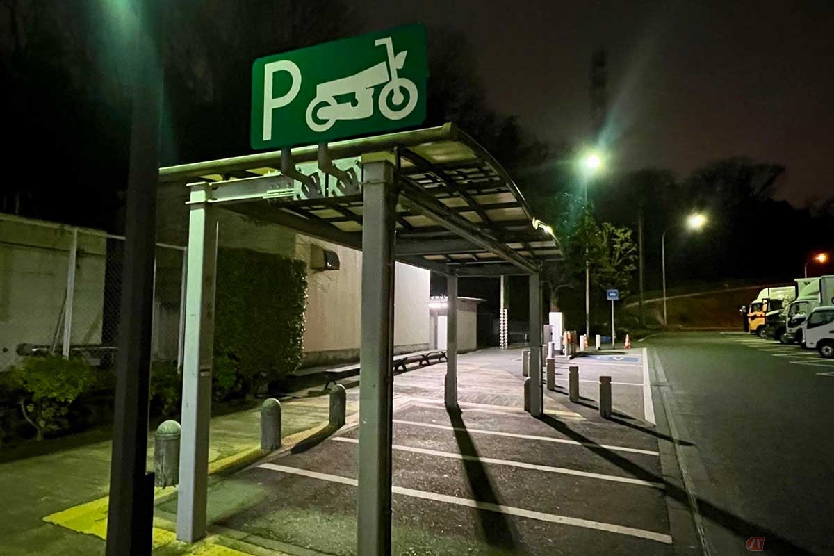 2輪専用の駐車スペースには屋根も備わっている。バイクの標識の図柄はホンダの「マイティダックス」を思わせる、少し不思議なフォルム