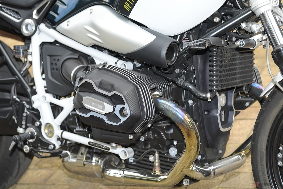 BMWの水平対向2気筒エンジンは、シリンダーヘッドカバーがレース用のバイクなどに取り付けられるエンジンスライダーのような役割を果たしている