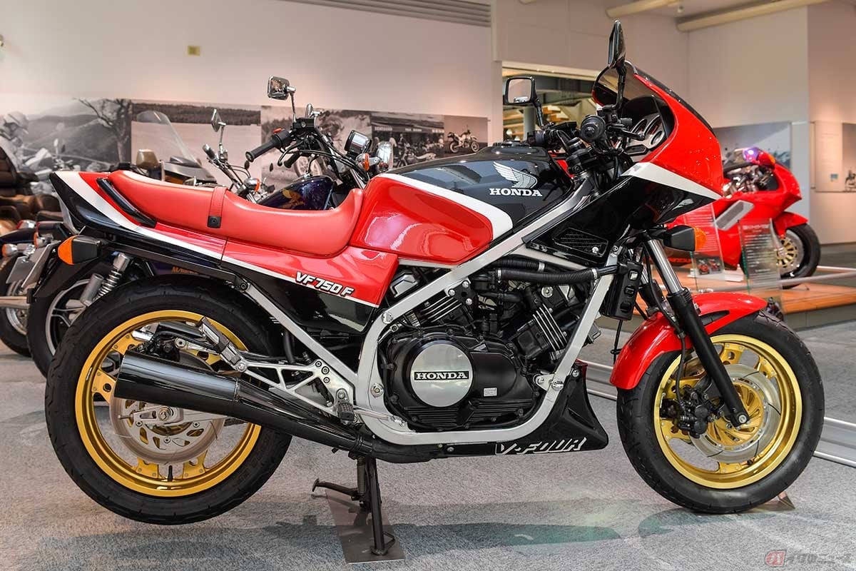 1982年に登場したホンダ「VF750F」は、量産市販車初の角型断面パイプを採用したダブルクレードルフレームと、V4エンジンの組み合わせが新時代の到来を感じさせる