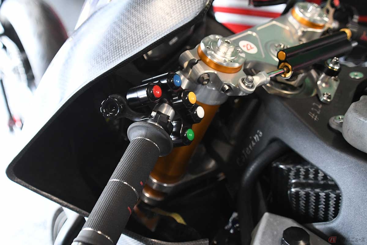 ドゥカティが供給する電動レーサー「V21L」は、ハンドル左のスイッチで出力のマッピングを切り替える