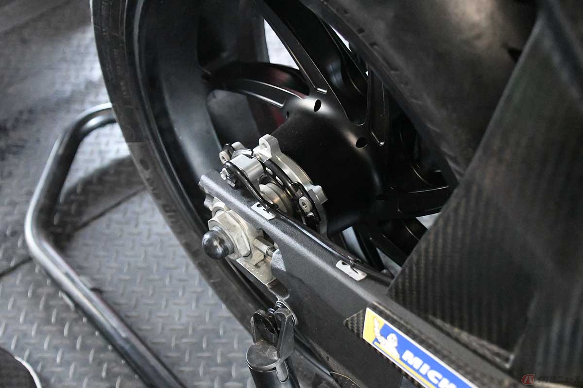 リアブレーキにはドゥカティ独自の電気ブレーキが採用されており、リアホイールにはブレーキディスクやキャリパーが無い