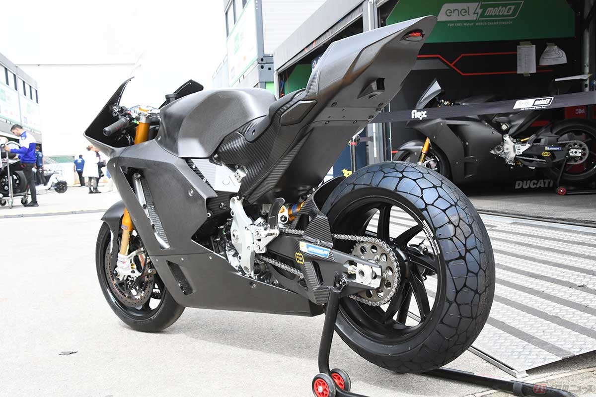 独特なデザインを持つミシュランの2024年MotoEタイヤ(リア)。模様は走れば消えてしまうもの