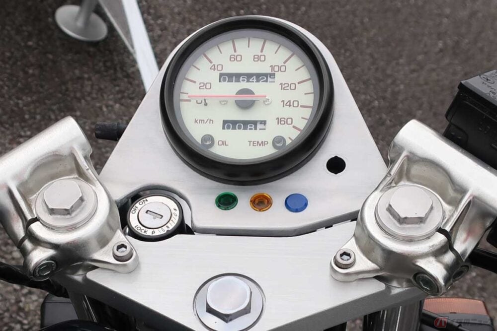 速度計や距離計にメーターケーブルを使っていた時代のバイクなど、中古バイク市場では「メーター巻き戻し」疑惑が残る