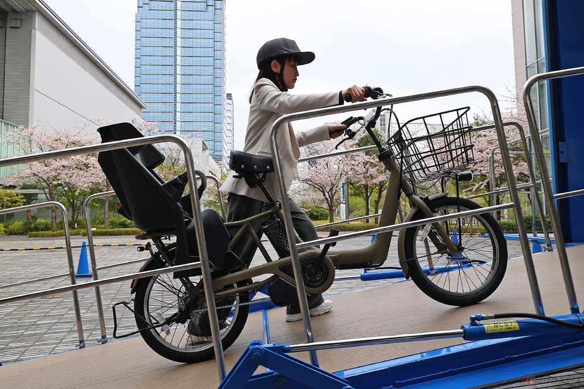 「押し歩き機能」を使った上り傾斜での押し歩き体験の模様