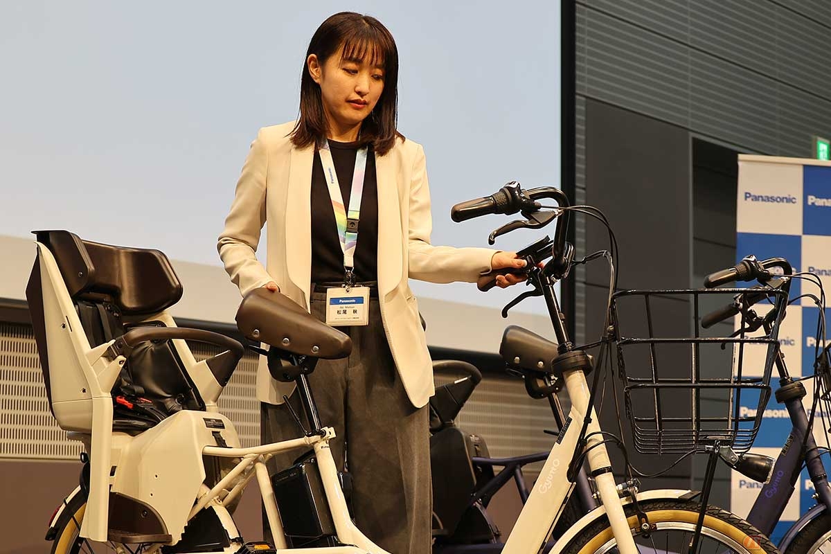 サドルの下に設置された「押し歩きレバー」でサドルを引き上げた状態で、手元のボタンを押し続けるとアシスト機能が働く