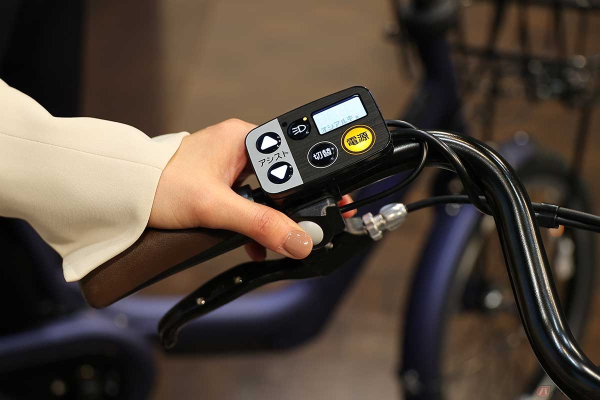 液晶スイッチの下に設置された押し歩きボタン。指が届きやすい設計