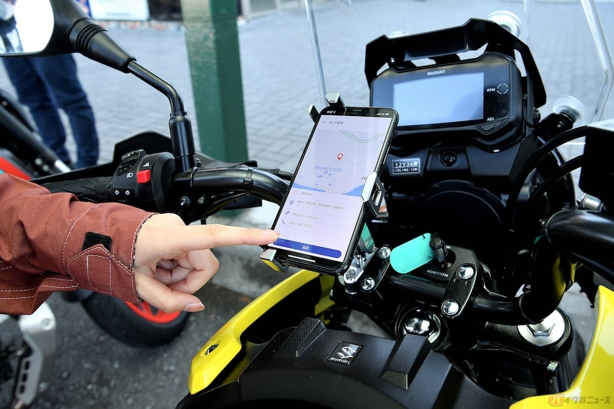 走行中にスマートフォンを持つ・触る・見る行為は違反行為とみなされるため、事前にナビを設定する
