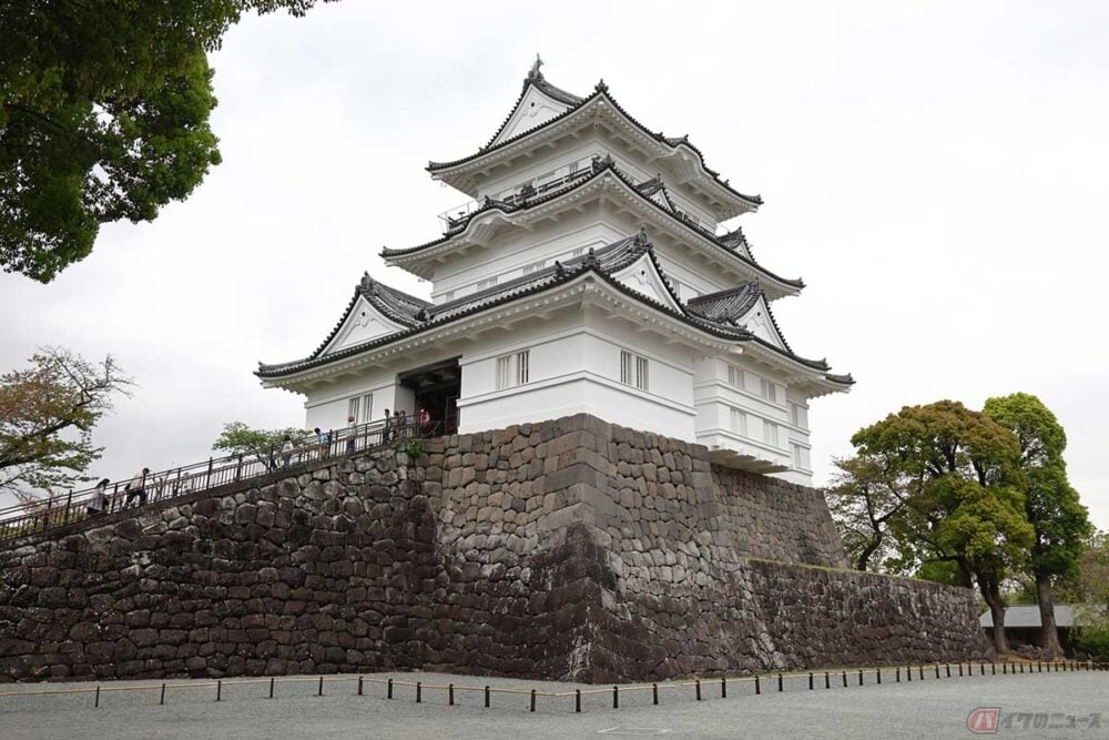 「小田原城」は15世紀中頃に小田原北条氏の居城として築かれた。明治3年に廃城となり、天守閣は昭和35年（1960年）に復興された