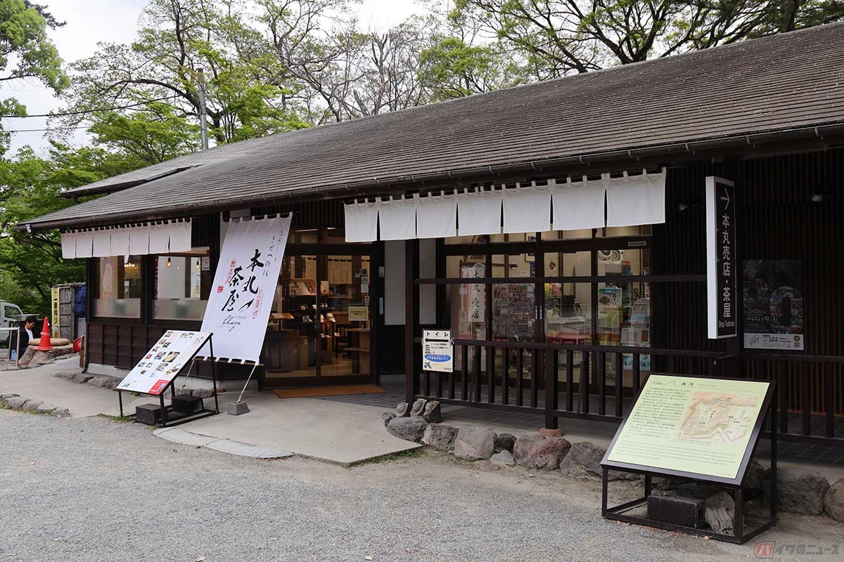 「小田原城址公園」の本丸にある「本丸茶屋」では、小田原の名産品を手軽に食べられる