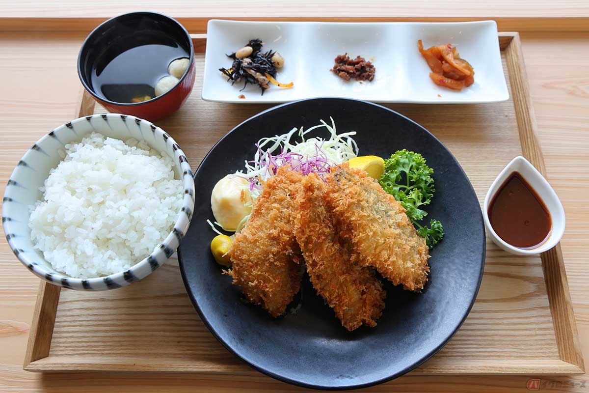 「本丸茶屋」の「鯵フライ膳」はアジフライの半身が3枚で大きさも厚みも普通。サクサクの揚げ具合にあっさりした味。味噌汁ではなく吸い物だった