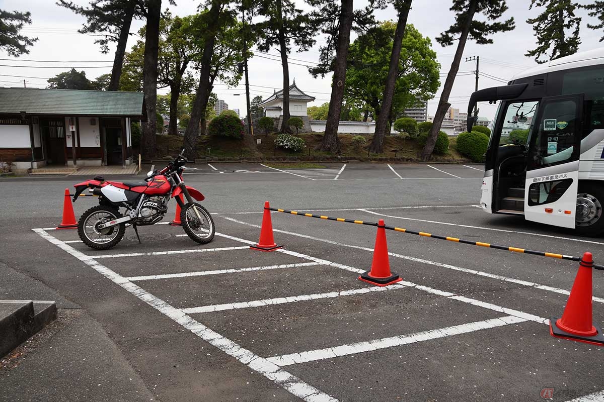 バイクは「小田原城址公園」の南側にあるバス専用駐車場に停められる。藤棚がが目印