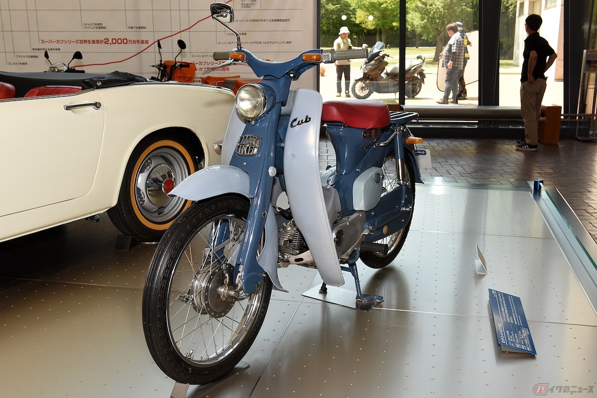 1959年にアメリカで販売を開始したスーパーカブC100(ホンダ50)