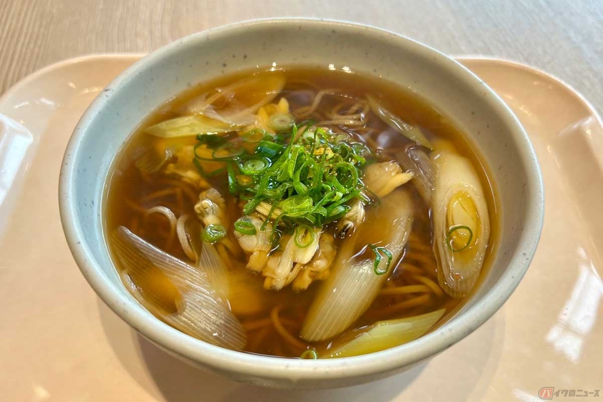 東京湾アクアラインの「海ほたるPA」でいただく朝食。「あさりそば」(880円)のつゆはあまじょっぱい関東風そのものだが、あさりの旨味が交わって味わい深い