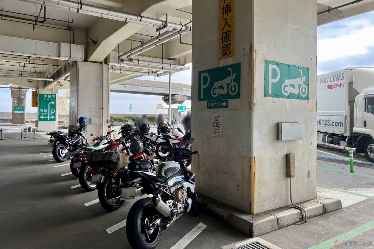 2輪専用の駐車スペースも確保されている