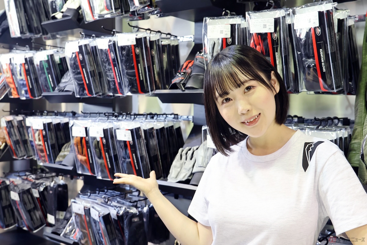 さまざまなメーカーからスマートフォン対応のバイク用グローブが売り出されている