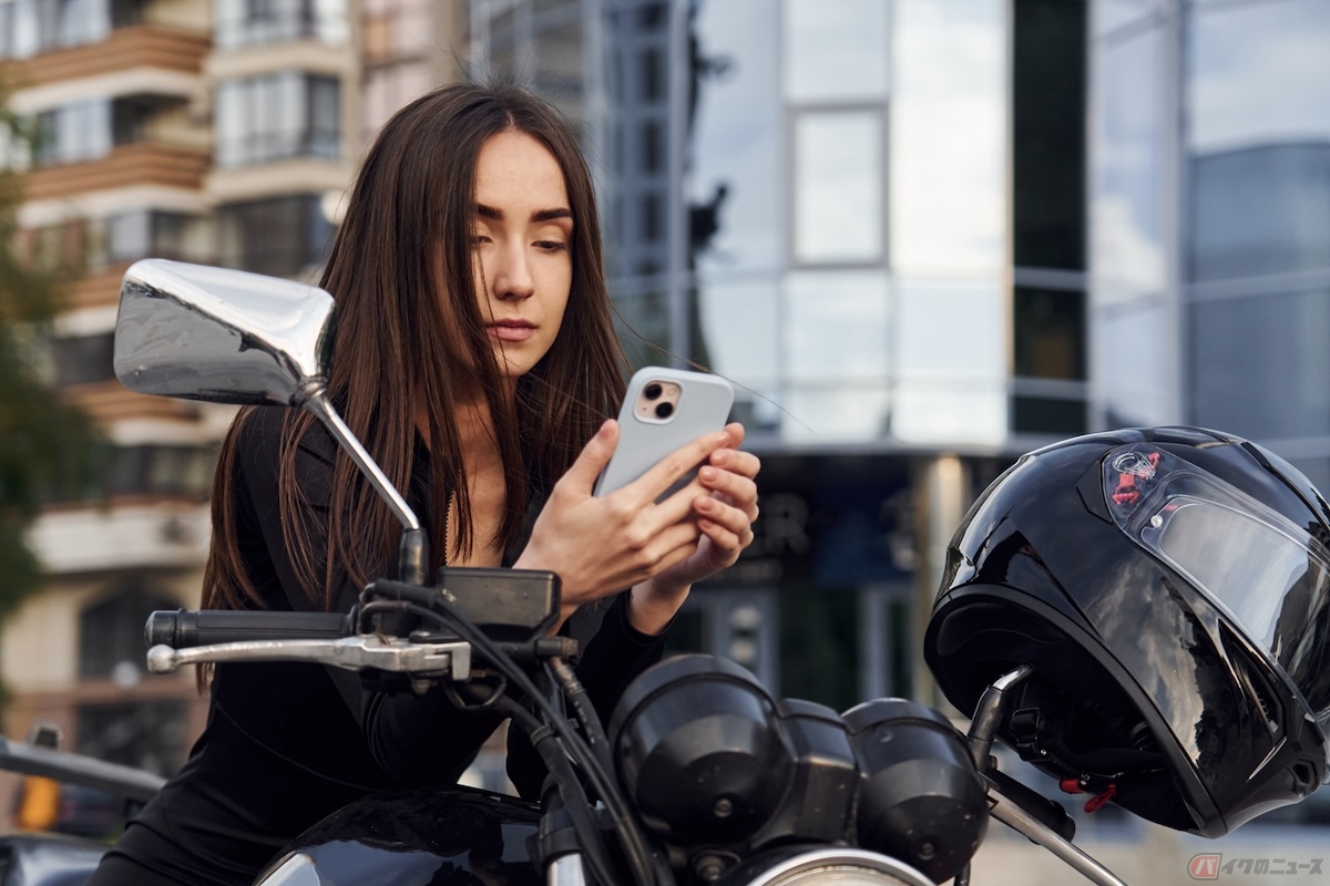 スマートフォン対応ではないバイク用グローブを使用する場合は、使用時にグローブを外す必要性がある