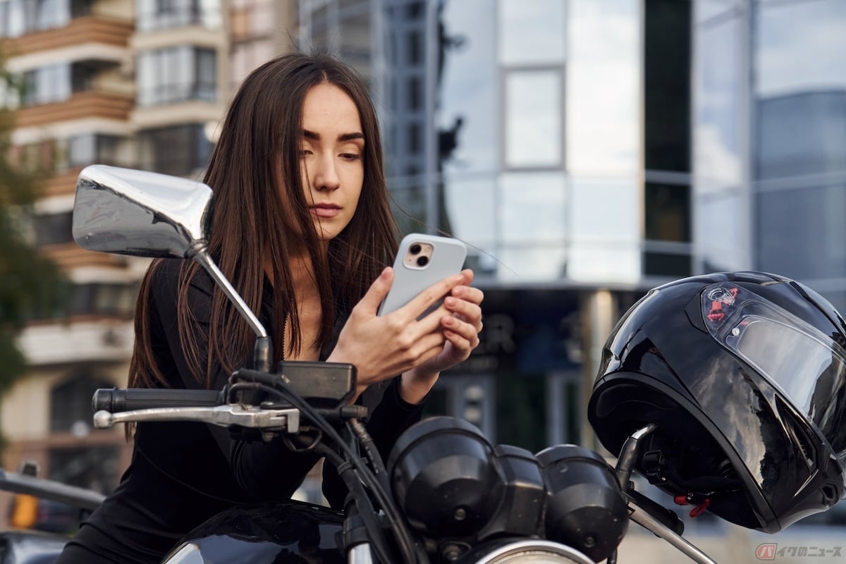 スマートフォン対応ではないバイク用グローブを使用する場合は、使用時にグローブを外す必要性がある