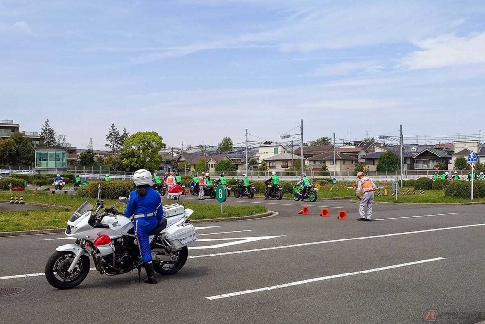「ベーシックライディングレッスン（BRL）」の実技講習に先立ち、慣らし走行に向かう受講生とホワイトエンジェルス（神奈川県警女性白バイ隊員）たち（写真／日本二輪車普及安全協会）