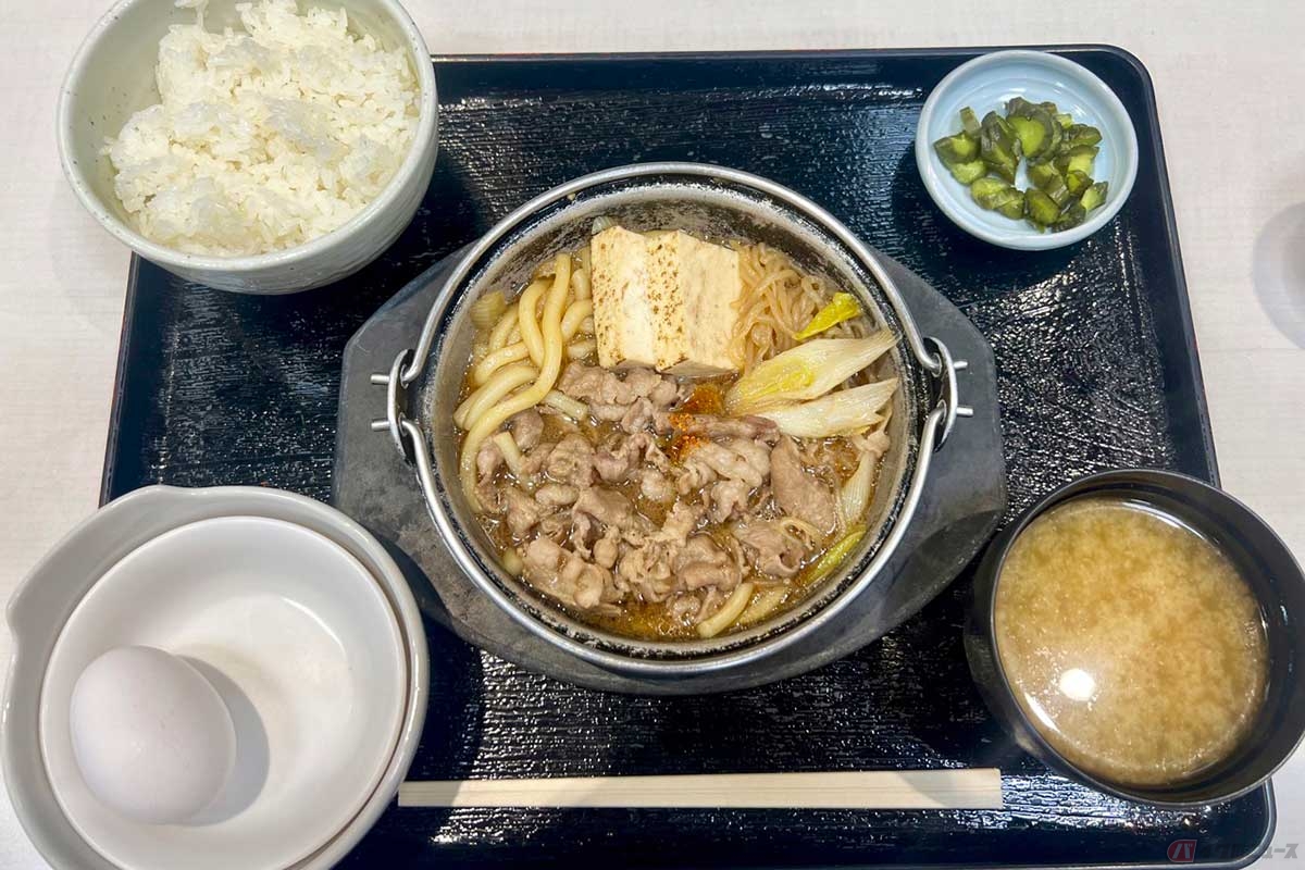 夜の首都高「大黒PA」でいただく「豚鍋定食」(1000円)は、豚肉を使ったすき焼きのような内容。豚肉ならではの甘みや旨味が感じられる大満足な一品